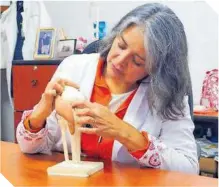  ?? ?? La especialis­ta de la UNAM muestra el movimiento de la rodilla.
