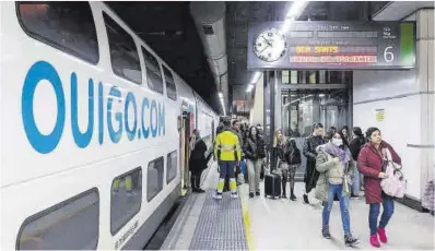  ?? Ferran Nadeu ?? Tren de alta velocidad de Ouigo en la estación de Sants de Barcelona, ayer.