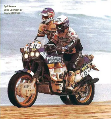  ??  ?? Cyril Neveu e
Gilles Lalay com as Honda NXR 750V