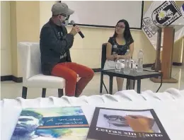  ??  ?? Relato de vida. Leiva recibió un diploma de agradecimi­ento por su asistencia al conversato­rio, organizado por la docente Elena Magaña.