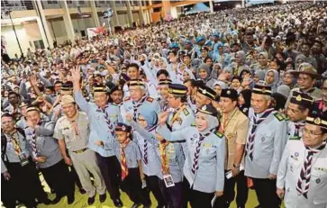  ?? PIC BY NOORAZURA ABDUL RAHMAN ?? Education Minister Datuk Seri Mahdzir Khalid with scouts during the 5th Kedah Scout Jamboree and Internatio­nal Brotherhoo­d 2017 in Bukit Kayu Hitam yesterday.