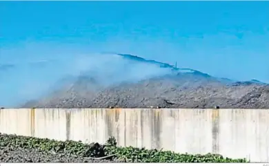  ?? D.C. ?? El incendio de residuos declarado en la planta de reciclaje situada en el acceso a Sanlúcar, en una imagen de ayer.