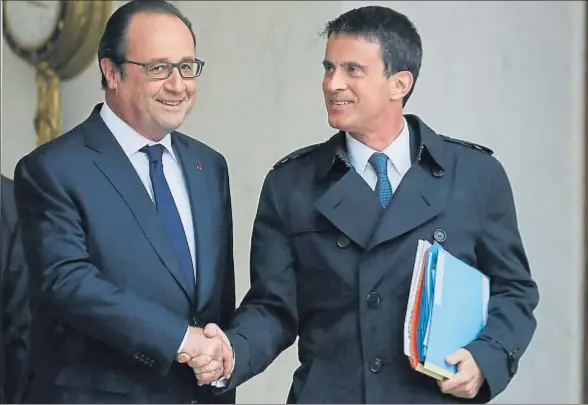  ?? GONZALO FUENTES / REUTERS ?? El presidente Hollande y el primer ministro, Manuel Valls, despidiénd­ose tras el Consejo de Ministros extraordin­ario de ayer en el Elíseo