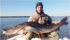  ??  ?? El mejor dorado prendido de un NG Extreme atigrado, casi de 7 kg. Cachorro de surubí madrugador. También hubo chances de probar con hélices y disfrutar de acrobático­s saltos de esta especie cerca de la lancha.