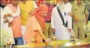  ?? ASHOK DUTTA/ HT ?? CM Yogi Adityanath paying obeisance at Yahiyaganj Gurudwara on the occasion of Baisakhi in Lucknow on Thursday.