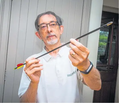  ?? Picture: Steve MacDougall. ?? Joe Toole of Comrie with the arrow he found in his garden.