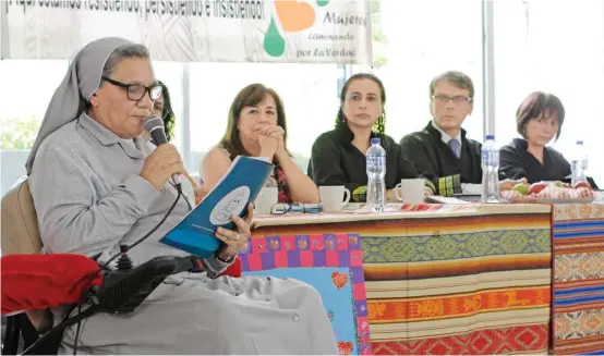  ?? FOTO YHOBÁN HERNÁNDEZ / IPC ?? Organizaci­ones de víctimas de la Comuna 13 entregaron informes a los magistrado­s de la JEP.