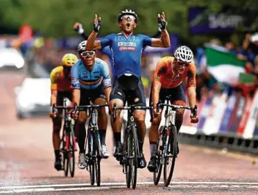  ?? Foto: Getty ?? Der Moment der riesigen Freude: Matteo Trentin aus Italien (Mitte) gewinnt den Zielsprint.