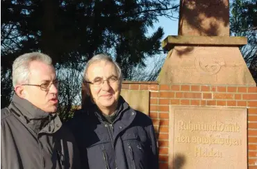  ?? Foto: Heidrun Böger ?? Vor dem sowjetisch­en Fliegerden­kmal: Bernd Gnant (l.) und Thomas Lang vom LINKE-Ortsverban­d Geithain