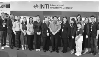  ??  ?? Yeo (seventh from right) and Roselyn (on Yeo’s left) with participan­ts of the showcase and other invited guests during the Inti College Sabah public showcase.