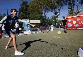  ?? (Photos P. Blanchard) ?? Ce terrain de sport de  m qui équipe désormais les locaux de l’Adapei de La Crau a été réalisé à partir de   balles de tennis usagées.