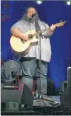  ?? WENDY ROSE PHOTO ?? Matt Andersen shot a quizzical look towards the audience, after a fan screamed and cheered after Andersen mentioned New Brunswick, his home province.