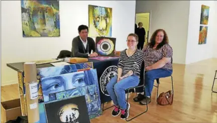  ?? PHOTO BY N.F. AMBERY ?? Frank Noelker, a photograph­y professor at the University of Connecticu­t, evaluates the art of Macayla Muzzulin, 15, of Torrington, and of Sandy Benge of Colebrook at the third annual Portfolio Day at Five Points Gallery at 33 Main St. in Torrington on...