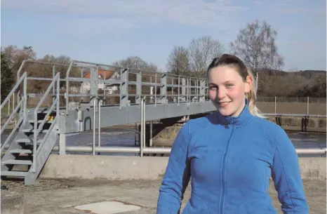  ?? FOTO: JENNIFER KUHLMANN ?? Die Ausbildung zur Fachkraft für Abwasserte­chnik sei genau das Richtige für sie, findet die 18-jährige Rastal Aschl. Ihr Arbeitspla­tz ist die Kläranlage der Stadt Mengen.