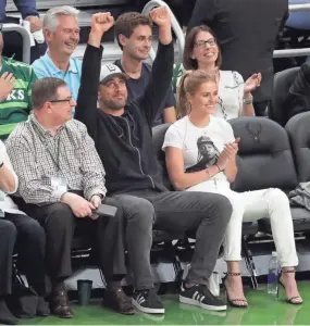  ?? MARK HOFFMAN/MILWAUKEE JOURNAL SENTINEL ?? Green Bay Packers quarterbac­k Aaron Rodgers gets pumped up at courtside at Fiserv Forum Thursday.