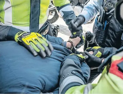  ?? Joan aercl oenne / Shooring ?? Diversos agentes de los Mossos d’Esquadra detienen a un ladrón tras practicar un hurto en Barcelona