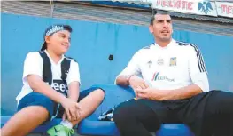  ?? TIGRES ?? Nahuel atendió al aficionado Diego Fernando Garza.