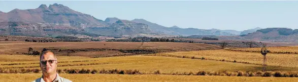  ??  ?? Visiersker­fberg (links) waaronder mnr. Riaan Corbett boer. Die landerye is sowat 2 km van die grens en boere verloor groot dele van hul oeste as dit nie opgepas word nie.