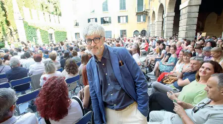  ??  ?? Applaudito Folla per sentire Beppe Severgnini, ieri pomeriggio ospite del Festival della Bellezza