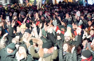  ??  ?? Successo Serate di Capodanno da tutto esaurito e in piena sicurezza in tutto il Trentino