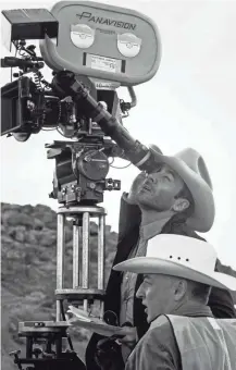  ?? FOCUS FEATURES ?? Director Tom Ford (top) sits behind the camera along with cinematogr­apher Seamus McGarvey on the set of “Nocturnal Animals.”