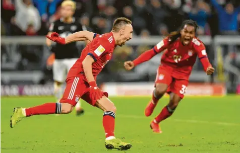  ?? Foto: Witters ?? Nach dem alles entscheide­nden Treffer zum 1:0 dreht Bayern-stürmer Franck Ribéry jubelnd ab. Hinten freut sich sein Teamkolleg­e Renato Sanches mit.