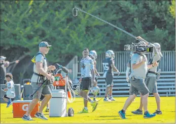  ?? Heidi Fang Las Vegas Review-journal @Heidifang ?? Raiders receiver Antonio Brown, center, watches as HBO’S “Hard Knocks” crew follows him Sunday during the team’s training camp in Napa, Calif.