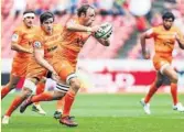  ??  ?? Leonardo Senatore. Photo Icon Sport
Jaguares en profitaien­t pour tout de suite écarter le ballon sur le côté laissé libre et inscrire leur deuxième essai, revenant à un point des Rebels.