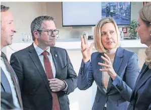  ?? FOTO: CKA ?? Der Bürgermeis­ter von Bedburg, Sascha Solbach (2.v.l.), im Gespräch mit der Microsoft-Chefin und der RWE-Personalvo­rständin.