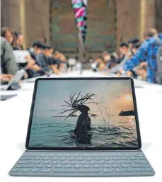  ??  ?? Das neue iPad bei der offizielle­n Vorstellun­g der neuen Apple-Produkte in New York City. FOTO: TIMOTHY A. CLARY, AFP