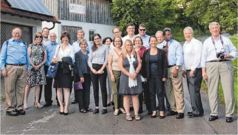  ?? FOTO: HEINZ THUMM ?? Diese 18-köpfige Delegation von Vertretern aus Minnesota und Illinois (USA) informiert­en sich in Sonderbuch über Forschungs­ziele und Praxislösu­ngen im Rahmen der Energiewen­de.