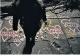  ?? Carlos Avila Gonzalez / The Chronicle 2015 ?? Sidewalk chalk art at Mario Woods’ slaying site commemorat­es those killed by police.