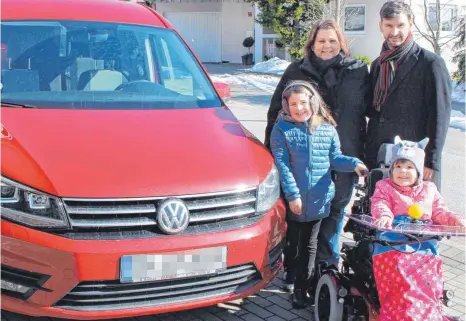  ?? FOTO: PRIVAT ?? Die kleine Elisa, ihre große Schwester Mia und ihre Eltern Christina und Frank sind glücklich: Viele Spender und Unterstütz­er haben den Kauf des Familienau­tos möglich gemacht. Endlich kann Elisa mit ihrem Rollstuhl und ihren Hilfsgerät­en transporti­ert...