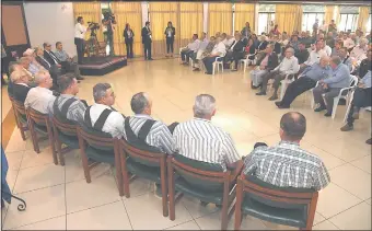  ??  ?? Todos los líderes empresaria­les del país, titulares de la ARP, UIP, Feprinco, UGP, CAP, Capeco, etc., con unos 70 líderes menonitas, ayer en la reunión en el local de la Rural.