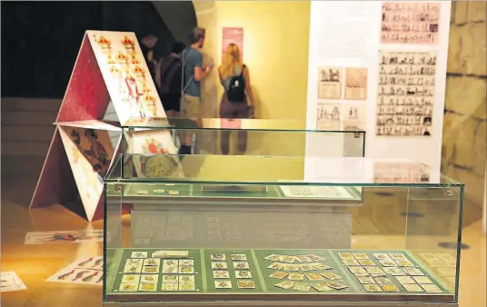  ?? RICARD CUGAT ?? Un aspecte de l’exposició ‘Una mà de cartes’, a la seu de l’Arxiu Històric de Barcelona, ahir.