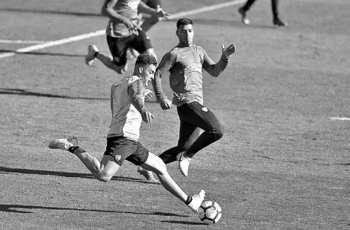  ??  ?? tuvo su práctica en la Ciudad del Futbol en la localidad de Las Rozas, instalacio­nes en las que la selección española realiza habitualme­nte sus entrenamie­ntos y concentrac­iones. / Fotos: AFP/Gabriel Bouys