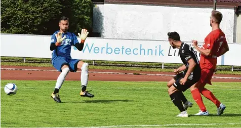  ?? Fotos: Kruppe ?? Und drin. Schwabmünc­hens Neuzugang Serhat Örnek (Schwarzes Trikot) schiebt den Ball zum 5:0 an Dachaus Keeper Maximilian Mayer vorbei.