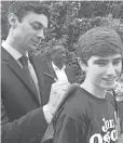  ?? ELIZA COLLINS, USA TODAY ?? Democrat Jon Ossoff autographs the sign of a young supporter.