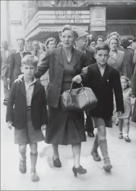  ??  ?? George Harrison (a la izquierda) con siete años, junto a su madre y su hermano Peter paseando por Dublín en 1950.
