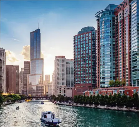  ??  ?? Small boats and tourist ferries cruise on the Chicago River towards Michigan Lake