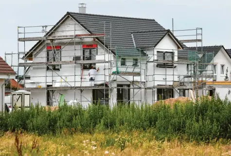  ?? Foto: Bernd Wüstneck, dpa (Symbolbild) ?? In Steindorf ist ein Neubaugebi­et geplant, das unter anderem Bauplätze für Einfamilie­nhäuser vorsieht.