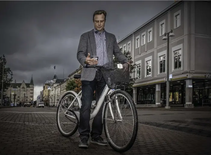  ?? FOTO: KARL VILHJáLMSS­ON ?? KLAR FÖR START. Mika Kulmala ansvarar för stadens andel i cykelproje­ktet i Tammerfors. Appens testversio­n har redan 240 registrera­de användare.