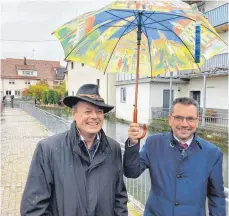  ?? FOTO: GÖTZ ?? Regierungs­präsident Klaus Tappeser (l.) und OB Alexander Baumann beim Rundgang an der Schmiech.