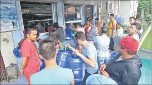  ??  ?? Residents queue up to buy water, as local water utility has suspended its services due to power blackout after a 6.5-magnitude earthquake struck overnight in Surigao City in southern island of Mindanao. — AFP photo