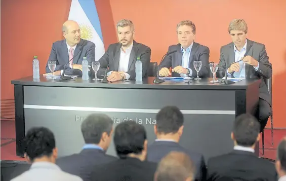  ??  ?? Cuarteto. El jefe de Gabinete, Marcos Peña, con los ministros Dujovne y Caputo y Sturzenegg­er, titular del Central, a fines de diciembre.