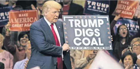  ?? FOTO: IMAGO ?? „Trump steht auf Kohle“– damit umwarb der Republikan­er im Wahlkampf die Kohle-Kumpel, die schärfere Klimaaufla­gen fürchten.