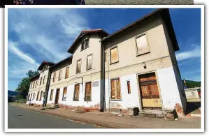  ?? FOTO: JENS HENNING ?? Die Fassade im Erdgeschos­s des Bahnhofs Kahla wollen Schüler zusammen mit zwei GraffitiKü­nstlern gestalten.