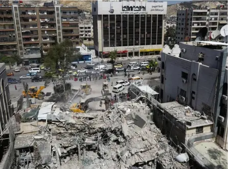  ?? aFP ?? Israel bombardeó el lunes un edificio anexo al Consulado de Irán en la capital de Siria.