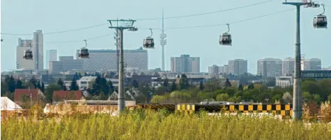  ?? Foto: Ulrich Wagner ?? Im Jahr 2005 gab es schon einmal eine Seilbahn in München. Während der Bundesgart­enschau konnten die Gäste über das Gelände in Riem gondeln.