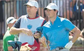  ?? FOTO: AP ?? Con su caddy McIlroy y Fitzgerald, en el Barclays de la reciente FedEx Cup